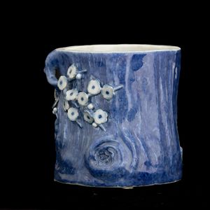 Vaso in porcellana a guisa di tronco d'albero con fiori e iscrizioni, marchio Zhu Lin Ju Shi e Dao Guang Nian Zhi, Cina, Dinastia Qing, epoca Daoguang (1821-1850)  - Asta Fine Asian Works of Art - Associazione Nazionale - Case d'Asta italiane