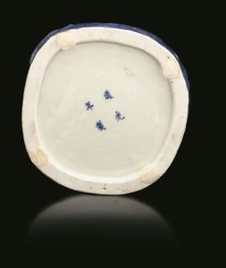 Vaso in porcellana a guisa di tronco d'albero con fiori e iscrizioni, marchio Zhu Lin Ju Shi e Dao Guang Nian Zhi, Cina, Dinastia Qing, epoca Daoguang (1821-1850)  - Asta Fine Asian Works of Art - Associazione Nazionale - Case d'Asta italiane
