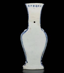 Vaso in porcellana bianca e blu con motivi floreali con iscrizioni sul retro, Cina, Dinastia Ming, marca e del periodo Wanli (1600-1620)  - Asta Fine Asian Works of Art - Associazione Nazionale - Case d'Asta italiane