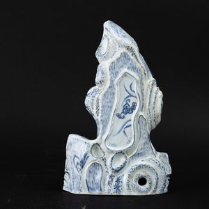 Figura di montagna in porcellana bianca e blu, Cina, Dinastia Qing, XVII secolo  - Asta Fine Asian Works of Art - Associazione Nazionale - Case d'Asta italiane