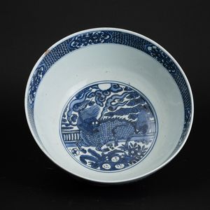 Ciotola in porcellana bianca e blu con motivi naturalistici, Cina, Dinastia Ming, marca Fu Gui Gui Qi  - Asta Fine Asian Works of Art - Associazione Nazionale - Case d'Asta italiane
