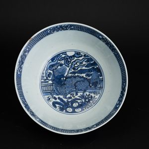 Ciotola in porcellana bianca e blu con motivi naturalistici, Cina, Dinastia Ming, marca Fu Gui Gui Qi  - Asta Fine Asian Works of Art - Associazione Nazionale - Case d'Asta italiane