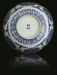 Ciotola in porcellana bianca e blu con motivi naturalistici, Cina, Dinastia Ming, marca Fu Gui Gui Qi  - Asta Fine Asian Works of Art - Associazione Nazionale - Case d'Asta italiane