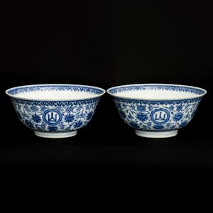 Coppia di ciotole in porcellana bianca e blu a motivi floreali, Cina, Dinastia Qing, marca e del periodo Daoguang Dingwei Wen Lang Shan Zhi: ventisettesimo anno della epoca Daoguang (1821-1850), 1847  - Asta Fine Asian Works of Art - Associazione Nazionale - Case d'Asta italiane