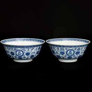 Coppia di ciotole in porcellana bianca e blu a motivi floreali, Cina, Dinastia Qing, marca e del periodo Daoguang Dingwei Wen Lang Shan Zhi: ventisettesimo anno della epoca Daoguang (1821-1850), 1847  - Asta Fine Asian Works of Art - Associazione Nazionale - Case d'Asta italiane