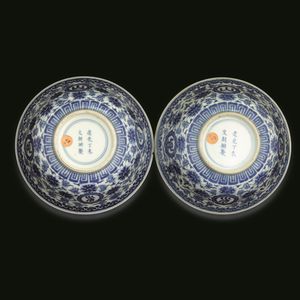 Coppia di ciotole in porcellana bianca e blu a motivi floreali, Cina, Dinastia Qing, marca e del periodo Daoguang Dingwei Wen Lang Shan Zhi: ventisettesimo anno della epoca Daoguang (1821-1850), 1847  - Asta Fine Asian Works of Art - Associazione Nazionale - Case d'Asta italiane