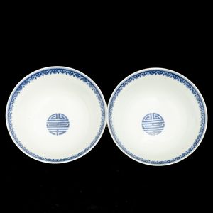 Coppia di ciotole in porcellana bianca e blu a motivi floreali, Cina, Dinastia Qing, marca e del periodo Daoguang Dingwei Wen Lang Shan Zhi: ventisettesimo anno della epoca Daoguang (1821-1850), 1847  - Asta Fine Asian Works of Art - Associazione Nazionale - Case d'Asta italiane