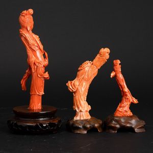 Lotto di tre figure di Guanyin scolpite in corallo, Cina, Dinastia Qing, XIX secolo  - Asta Fine Asian Works of Art - Associazione Nazionale - Case d'Asta italiane