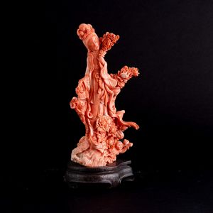 Figura in corallo scolpito raffigurante Guanyin, Cina, XIX secolo  - Asta Fine Asian Works of Art - Associazione Nazionale - Case d'Asta italiane