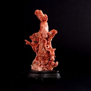 Figura in corallo scolpito raffigurante Guanyin, Cina, XIX secolo  - Asta Fine Asian Works of Art - Associazione Nazionale - Case d'Asta italiane