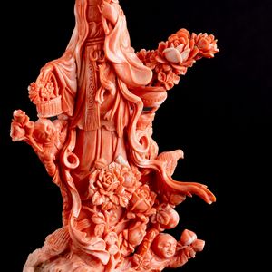 Figura in corallo scolpito raffigurante Guanyin, Cina, XIX secolo  - Asta Fine Asian Works of Art - Associazione Nazionale - Case d'Asta italiane