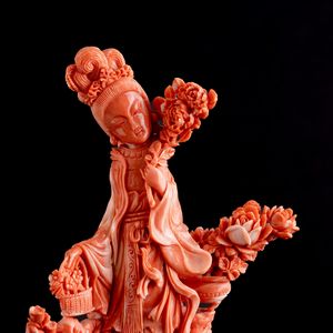 Figura in corallo scolpito raffigurante Guanyin, Cina, XIX secolo  - Asta Fine Asian Works of Art - Associazione Nazionale - Case d'Asta italiane