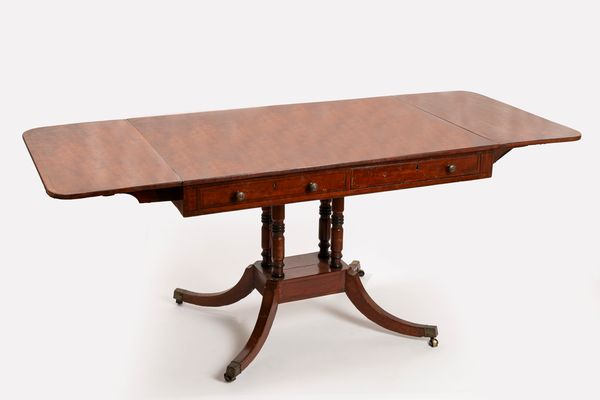 Tavolo da centro ad alette lastronato in mogano. Secolo XIX  - Asta Incanti d'Arte - Associazione Nazionale - Case d'Asta italiane