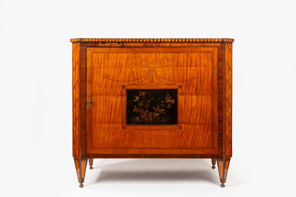 Piccola credenza neoclassica  - Asta Incanti d'Arte - Associazione Nazionale - Case d'Asta italiane