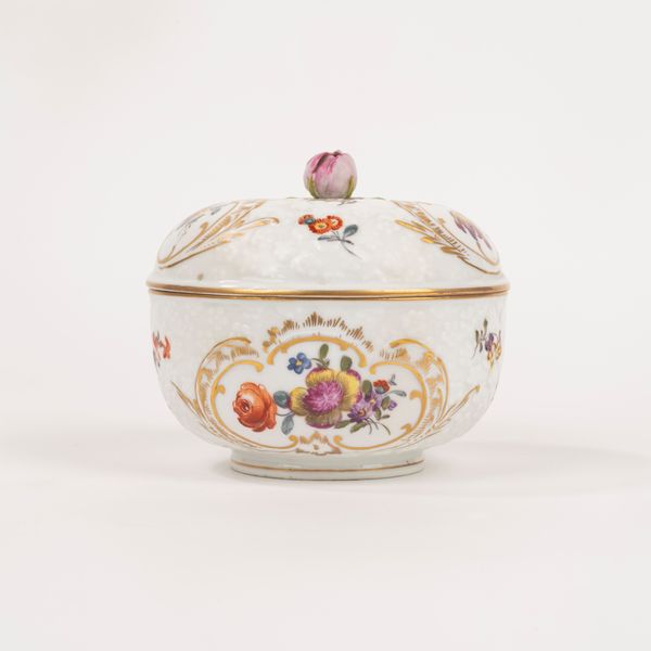 Scatola con coperchio in porcellana policroma, fine secolo XIX  - Asta Incanti d'Arte - Associazione Nazionale - Case d'Asta italiane