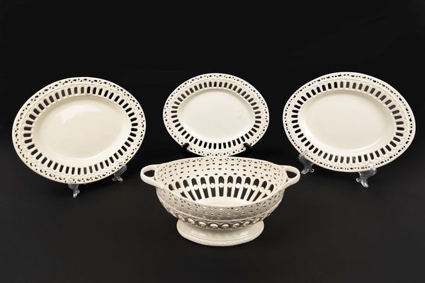 Un centrotavola e tre piatti ovali in terraglia bianca, Napoli,inizi secolo XIX  - Asta Incanti d'Arte - Associazione Nazionale - Case d'Asta italiane