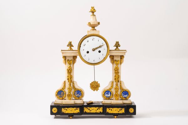 Pendola a portico in marmo bianco e bronzo dorato, Francia, prima metà del secolo XIX  - Asta Incanti d'Arte - Associazione Nazionale - Case d'Asta italiane
