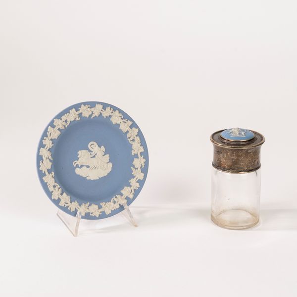 Una boccetta ed un piattino, manifattura di Wedgwood, secolo XX  - Asta Incanti d'Arte - Associazione Nazionale - Case d'Asta italiane