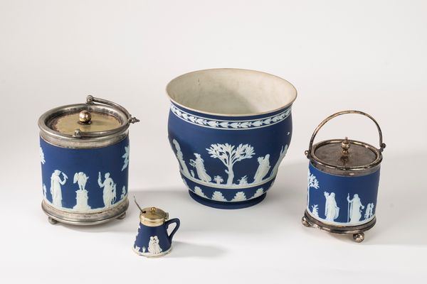 Lotto composto da quattro oggetti di manifattura Wedgwood, secolo XX  - Asta Incanti d'Arte - Associazione Nazionale - Case d'Asta italiane