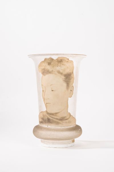 Vaso decorato in stile Jugendstil con ritratto femminile  - Asta Incanti d'Arte - Associazione Nazionale - Case d'Asta italiane
