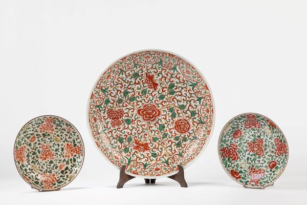 Grande piatto in porcellana famiglia Verde  - Asta Incanti d'Arte - Associazione Nazionale - Case d'Asta italiane