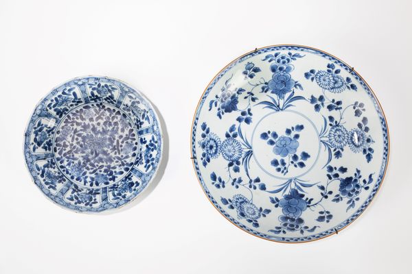 Due piatti in porcellana bianco e blu  - Asta Incanti d'Arte - Associazione Nazionale - Case d'Asta italiane