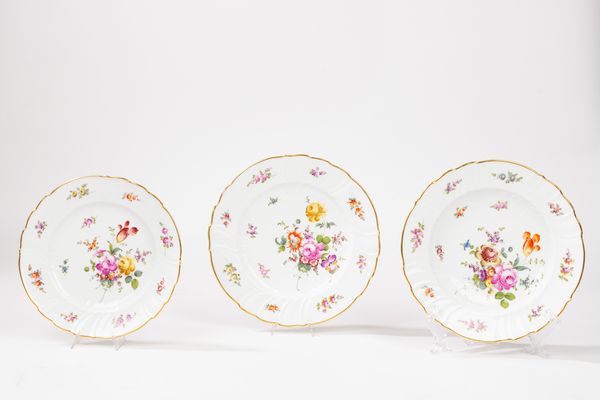 Parte di servizio da tavola in porcellana bianca con decoro policromo alla rosa e fiori sparsi  - Asta Incanti d'Arte - Associazione Nazionale - Case d'Asta italiane