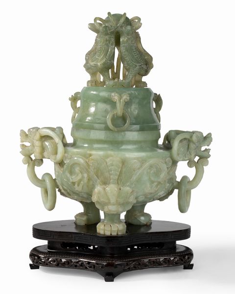 Tripode con mascheroni e anelli in pietra verde su base in legno modanata, Cina secolo XX  - Asta Incanti d'Arte - Associazione Nazionale - Case d'Asta italiane