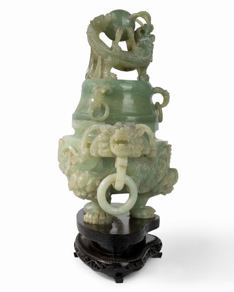 Tripode con mascheroni e anelli in pietra verde su base in legno modanata, Cina secolo XX  - Asta Incanti d'Arte - Associazione Nazionale - Case d'Asta italiane