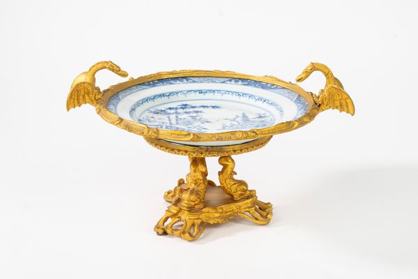 Alzata in bronzo dorato  e porcellana, secolo XX  - Asta Incanti d'Arte - Associazione Nazionale - Case d'Asta italiane