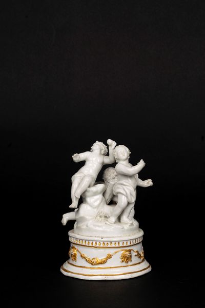 Gruppo scultoreo in porcellana raffigurante putti che raccolgono uova, manifattura di Bassano, seconda metà del secolo XVIII  - Asta Incanti d'Arte - Associazione Nazionale - Case d'Asta italiane