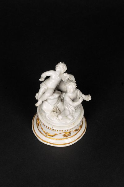 Gruppo scultoreo in porcellana raffigurante putti che raccolgono uova, manifattura di Bassano, seconda metà del secolo XVIII  - Asta Incanti d'Arte - Associazione Nazionale - Case d'Asta italiane