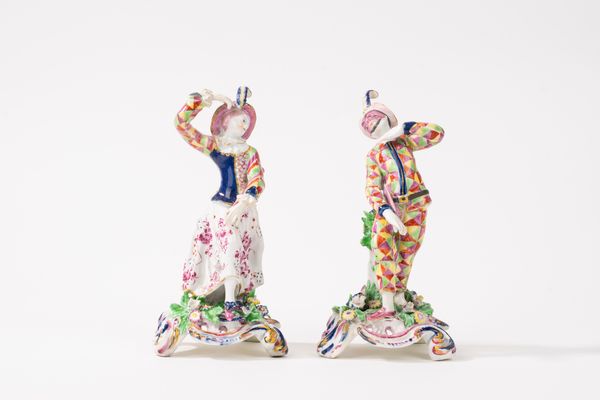 Due statuette raffiguranti Arlecchino e Colombina in porcellana policroma, secolo XIX-XX  - Asta Incanti d'Arte - Associazione Nazionale - Case d'Asta italiane