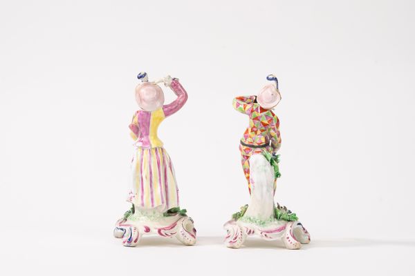 Due statuette raffiguranti Arlecchino e Colombina in porcellana policroma, secolo XIX-XX  - Asta Incanti d'Arte - Associazione Nazionale - Case d'Asta italiane