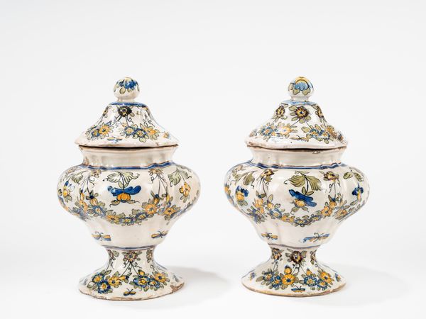 Due vasi con coperchio in maiolica policroma. Manifattura Cerreto Sannita  - Asta Incanti d'Arte - Associazione Nazionale - Case d'Asta italiane