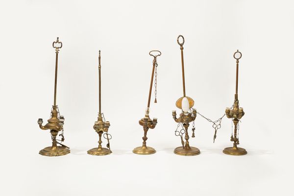 Cinque lampade fiorentine ad olio in ottone  - Asta Incanti d'Arte - Associazione Nazionale - Case d'Asta italiane
