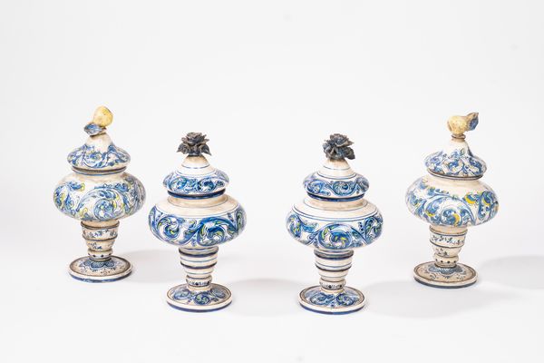 Quattro vasi con coperchio in maiolica policroma  - Asta Incanti d'Arte - Associazione Nazionale - Case d'Asta italiane