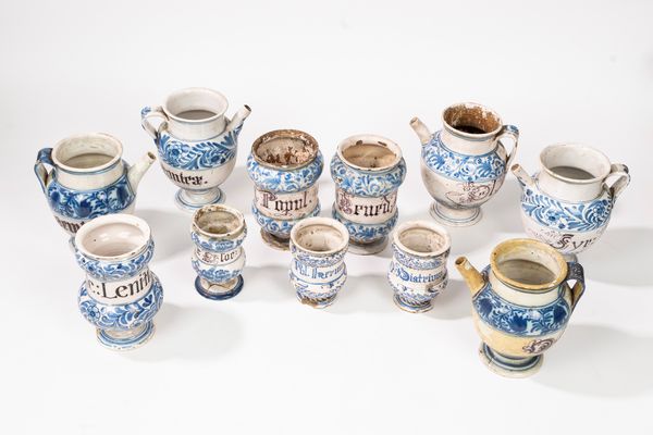 Lotto composto da cinque versatoi e sei albarelli in maiolica  - Asta Incanti d'Arte - Associazione Nazionale - Case d'Asta italiane