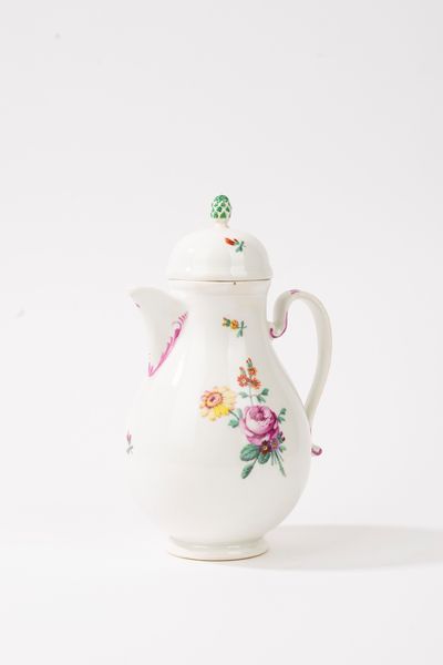 Caffettiera in porcellana bianca e policroma, manifattura di Vienna, seconda metà del secolo XVIII  - Asta Incanti d'Arte - Associazione Nazionale - Case d'Asta italiane