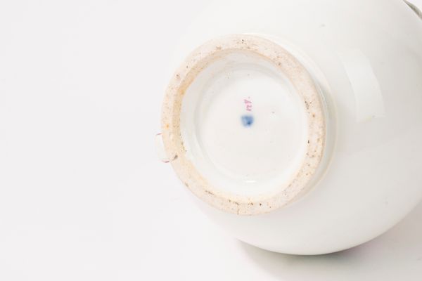 Caffettiera in porcellana bianca e policroma, manifattura di Vienna, seconda metà del secolo XVIII  - Asta Incanti d'Arte - Associazione Nazionale - Case d'Asta italiane