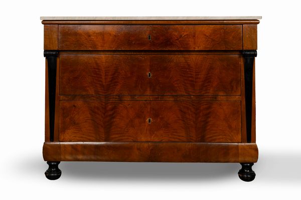 Cassettone Impero lastronato in piuma di mogano  - Asta Incanti d'Arte - Associazione Nazionale - Case d'Asta italiane