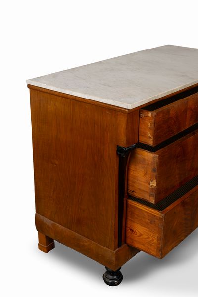 Cassettone Impero lastronato in piuma di mogano  - Asta Incanti d'Arte - Associazione Nazionale - Case d'Asta italiane