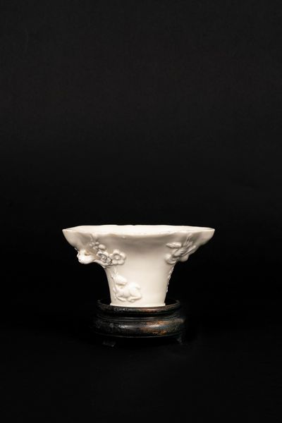 Coppa da libagione in porcellana blanc de Chine, Cina fine secolo XVIII - inizi secolo XIX  - Asta Incanti d'Arte - Associazione Nazionale - Case d'Asta italiane