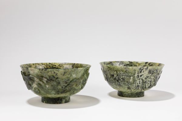 Due ciotole in giada verde dello Xinjiang. Cina inizi sec XX  - Asta Incanti d'Arte - Associazione Nazionale - Case d'Asta italiane