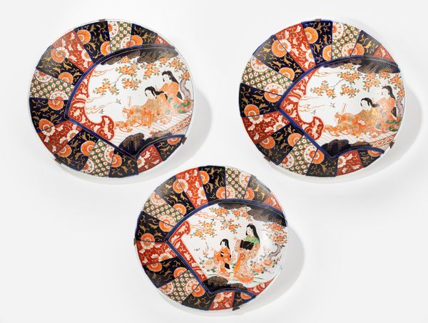 Tre piatti in porcellana  - Asta Incanti d'Arte - Associazione Nazionale - Case d'Asta italiane