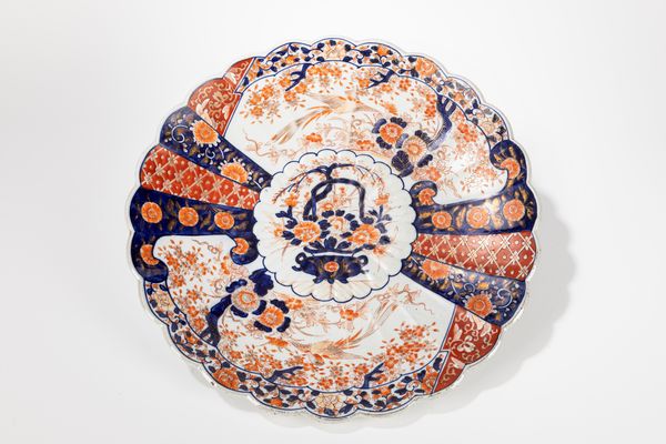 Piatto lobato in porcellana Imari  - Asta Incanti d'Arte - Associazione Nazionale - Case d'Asta italiane