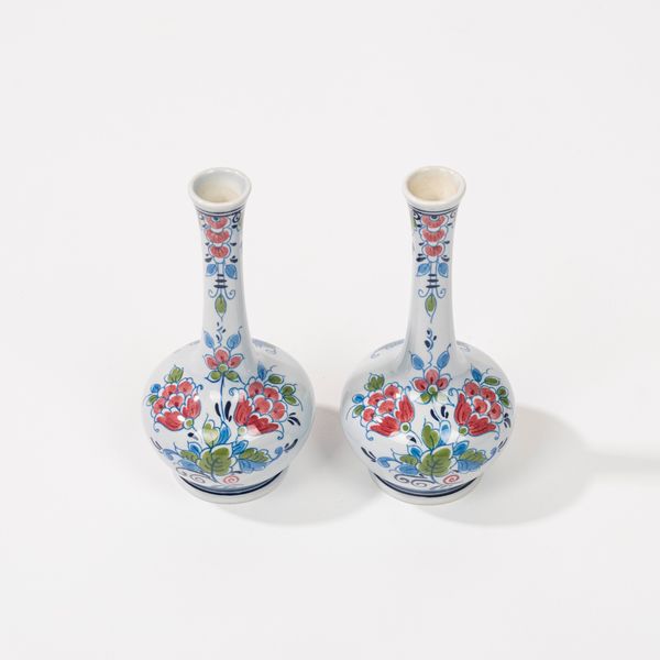 Manifattura Royal Goedewaagen, Delft, Frysia. Coppia di piccoli vasi a bottiglia in porcellana  - Asta Incanti d'Arte - Associazione Nazionale - Case d'Asta italiane