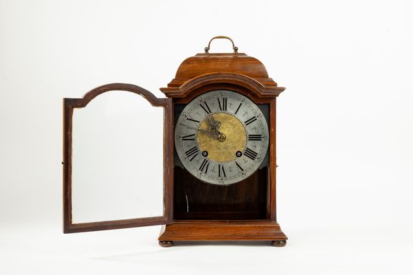 Pendola da tavolo con cassa in legno di impianto architettonico.  - Asta Incanti d'Arte - Associazione Nazionale - Case d'Asta italiane