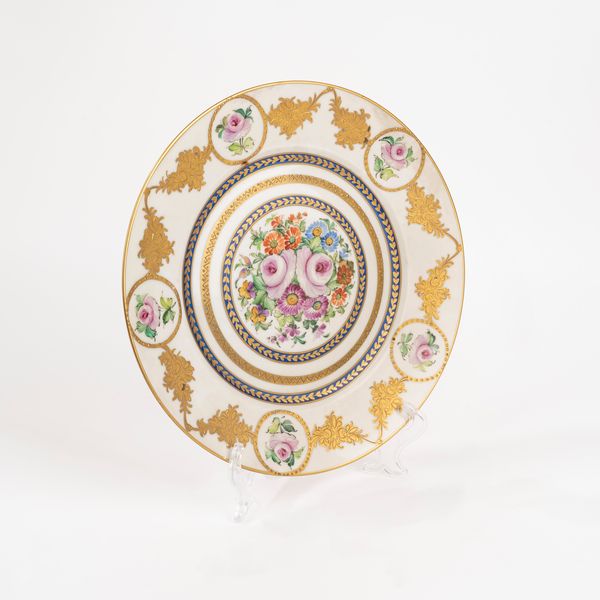 Piatto in porcellana policroma, secolo XX  - Asta Incanti d'Arte - Associazione Nazionale - Case d'Asta italiane