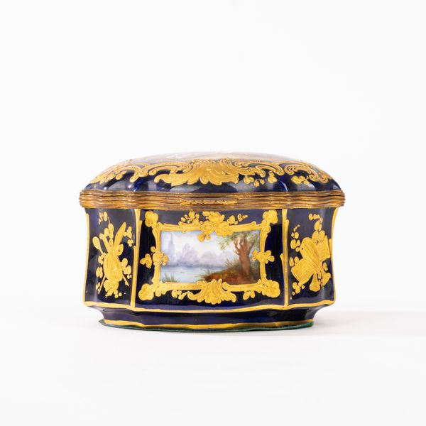 Cofanetto di forma mossa in porcellana policroma su fondo blu, manifattura di Sèvres, fine secolo XIX - inizi secolo XX  - Asta Incanti d'Arte - Associazione Nazionale - Case d'Asta italiane